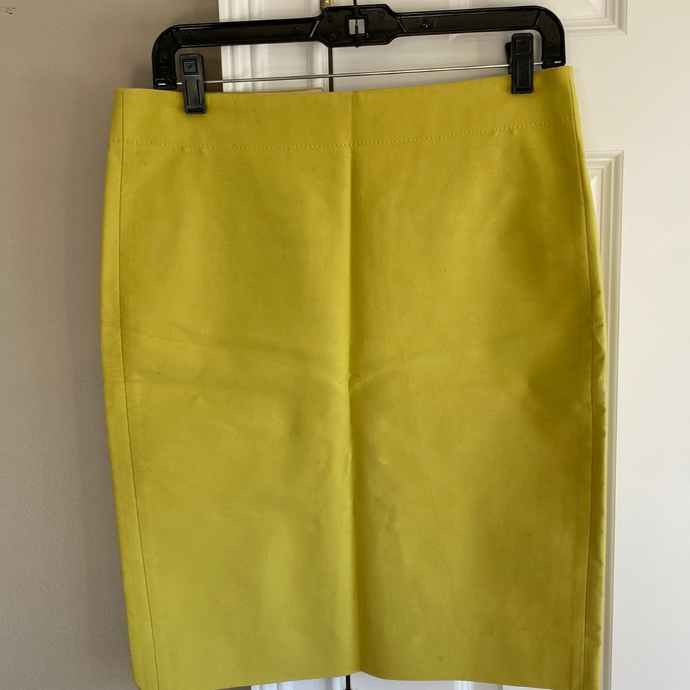 Like new chartreuse pencil skirt, size 6